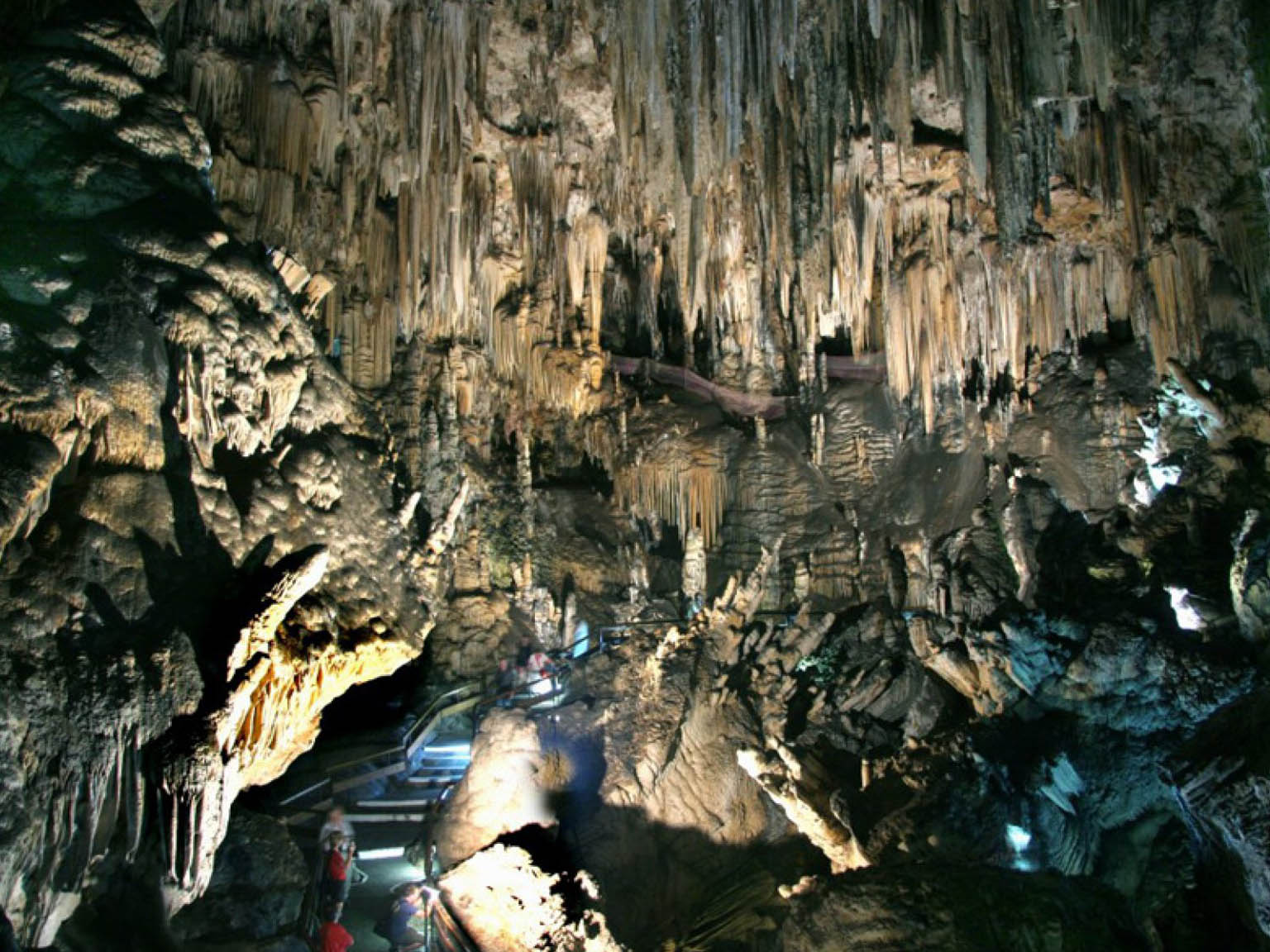 Descubre las Maravillas de las Cuevas de Nerja en Málaga