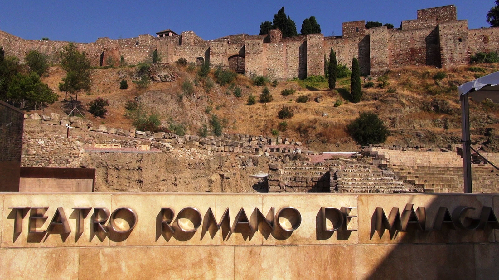 Teatro Romano de Málaga con la Alcazaba al fondo