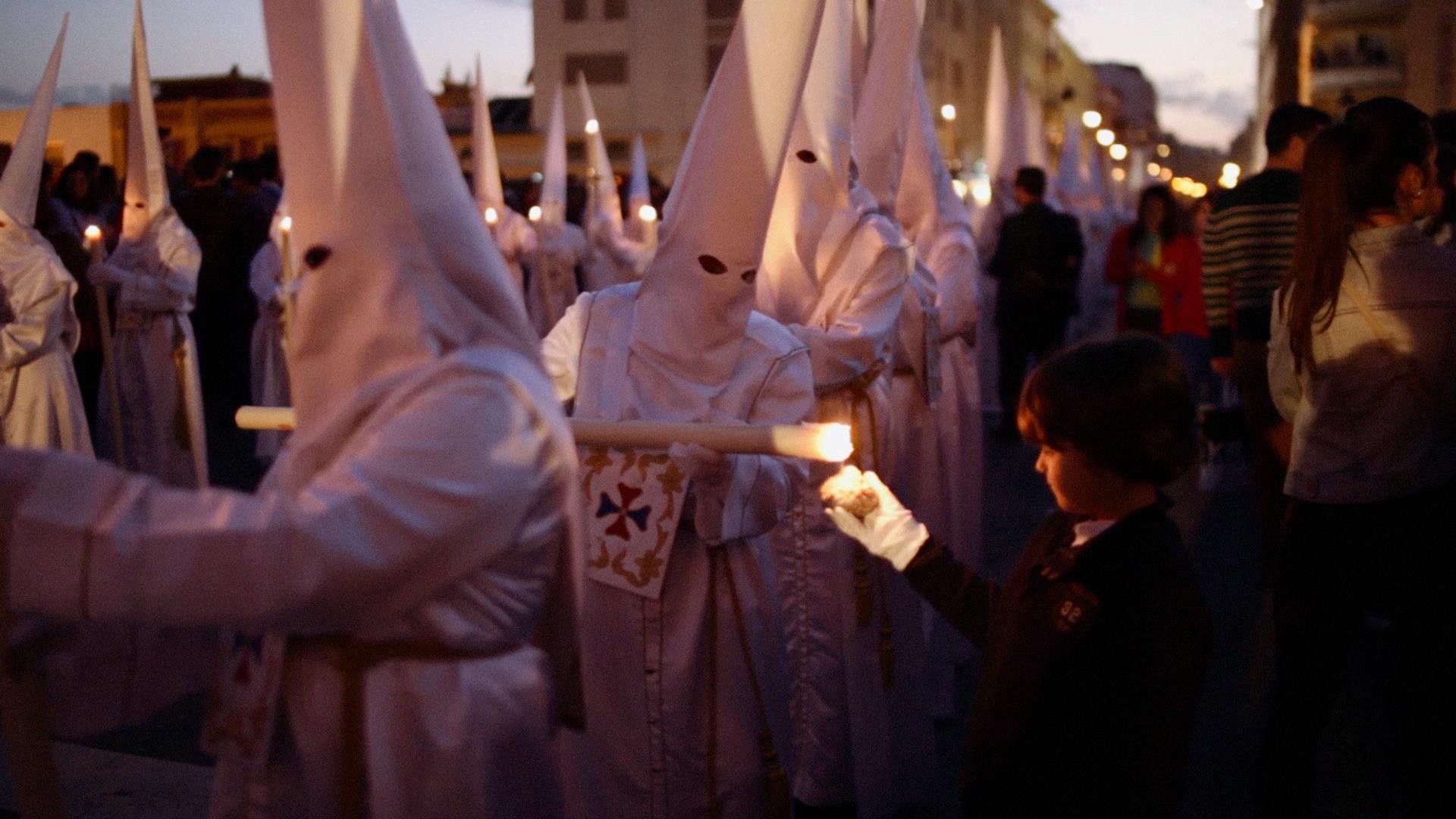 Nazarenos en procesión Semana Santa de Málaga