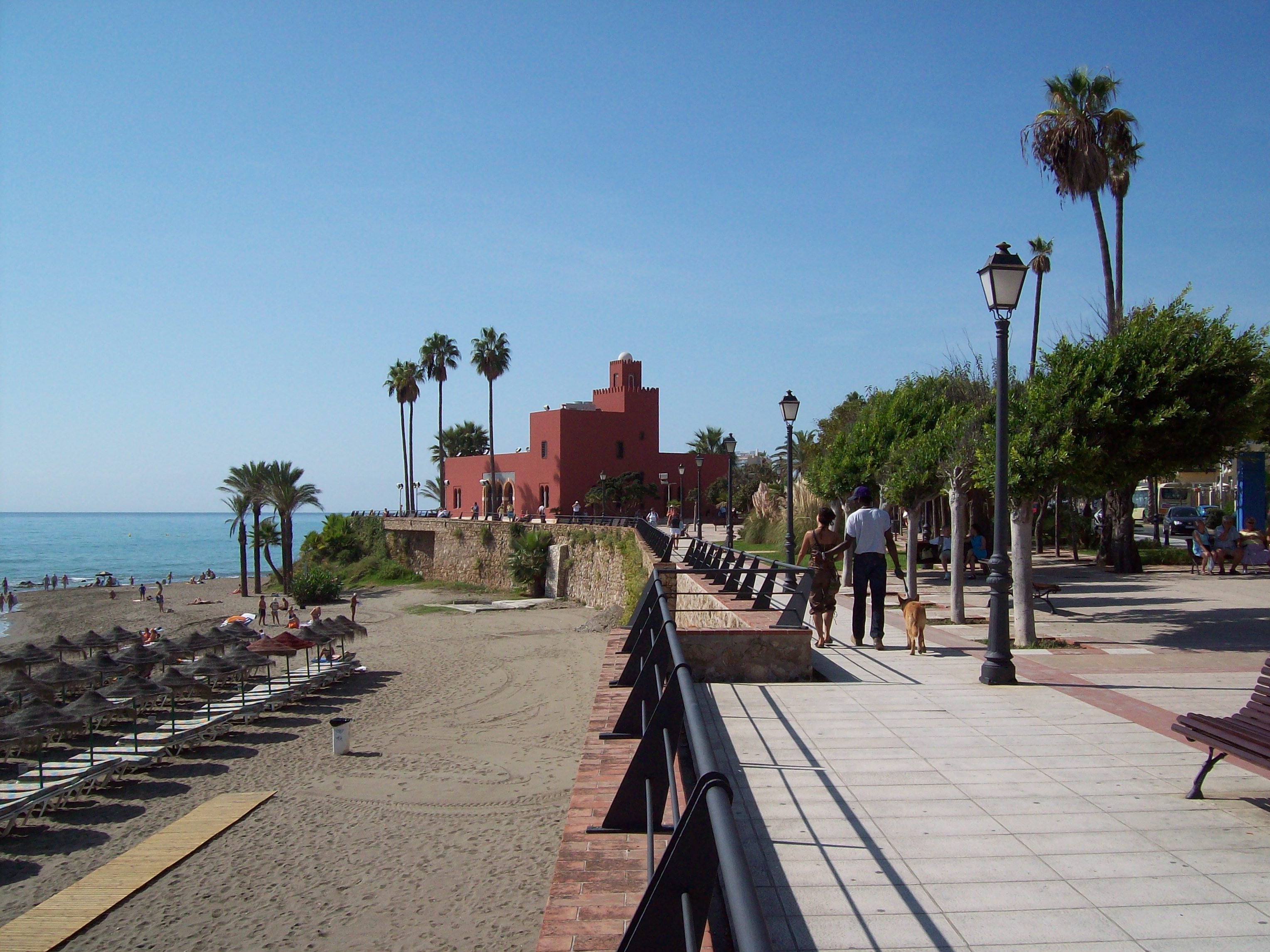 Playa Bil-bil, con el Castillo del Bil-bil al fondo