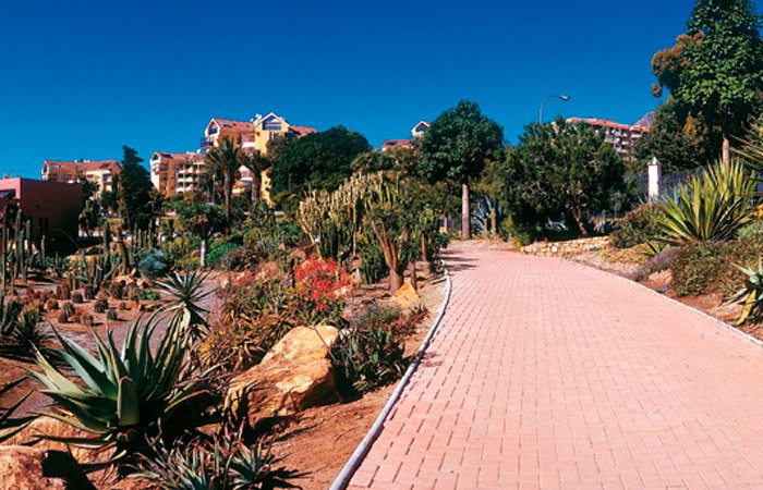 Caminos adoquinados para pasear, Parque de la Paloma, Benalmádena, Málaga